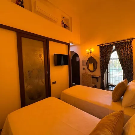 Kervansaray Antique Çeşme